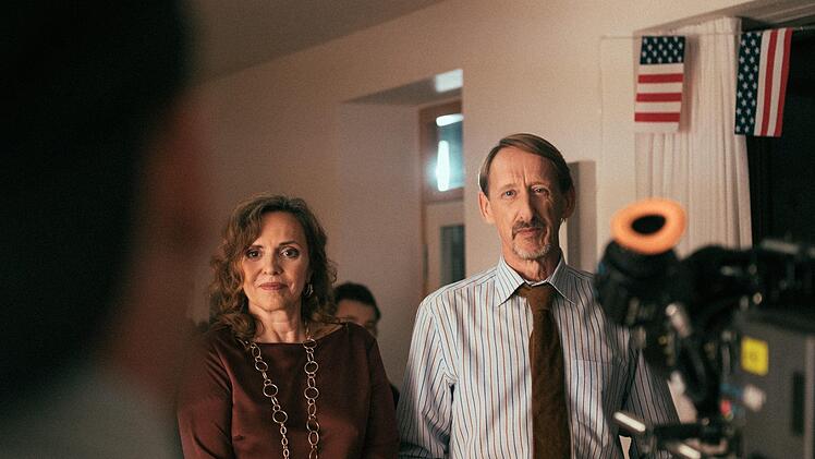 Marion Niederländer (Brigitte) und Gilbert von Sohlern (Franz) kurz vor dem Dreh der nächsten Szene. Foto: Daniel Tkatsch