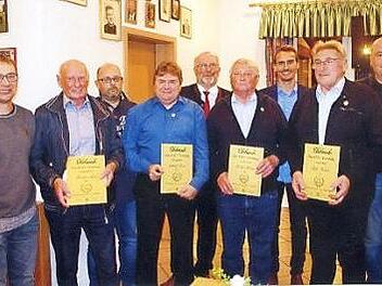 Der ATSV ehrte treue Mitglieder. Im Bild (v. li.): Vorstand Tilo Degenbeck, Heinz Harthan, Ehrenamtsbeauftragter Manfred Sünkel, Thomas Bittruf, Bürgermeister Egon Herrmann, Hilmar Müller, Vorstand Markus Häublein, Roland Pyka und Vorstand Ralf Dorfschäfer Foto: Susanne Sünkel