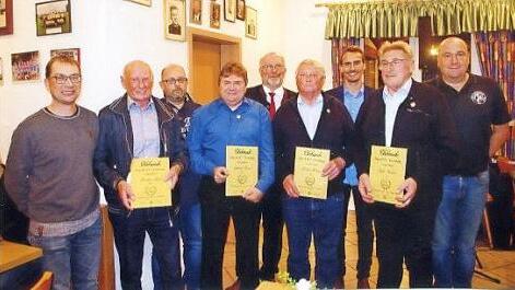 Der ATSV ehrte treue Mitglieder. Im Bild (v. li.): Vorstand Tilo Degenbeck, Heinz Harthan, Ehrenamtsbeauftragter Manfred Sünkel, Thomas Bittruf, Bürgermeister Egon Herrmann, Hilmar Müller, Vorstand Markus Häublein, Roland Pyka und Vorstand Ralf Dorfschäfer Foto: Susanne Sünkel