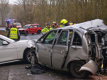 19-J&auml;hriger kommt in Gegenverkehr und kollidiert mit drei weiteren Fahrzeugen: Fahranf&auml;nger verstirbt im Krankenhaus