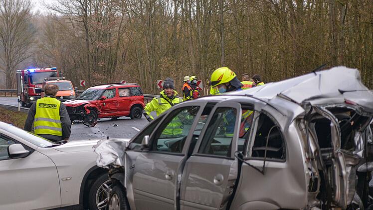 19-J&auml;hriger kommt in Gegenverkehr und kollidiert mit drei weiteren Fahrzeugen: Fahranf&auml;nger verstirbt im Krankenhaus