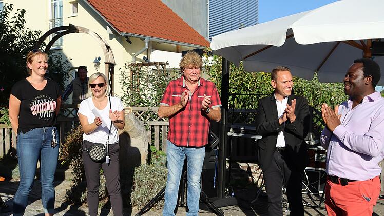 Freude  &uuml;ber ein gelungenes Fest  und (von links):  Bianca Mayer, Irina Hahn,  J&uuml;rgen  Ballner,  B&uuml;rgermeister Mario G&ouml;tz und Pfarrer Dr. Blase Okpanachi. Foto: Christiane Hartmann