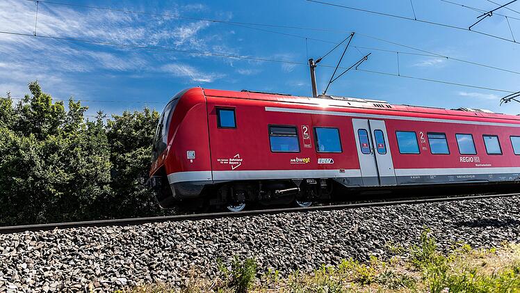 200 Menschen stoppen Regionalzug