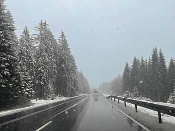 Grusel-Wetter in fränkischen Frähling: Mehrere Zentimeter Neuschnee im Fichtelgebirge
