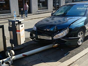 Nürnberg: Senior rammt Ampel - 24-Jähriger schwer verletzt