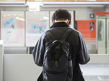 Mann (40) beleidigt Jugendlichen an fränkischem Bahnhof rassistisch