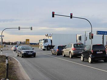 Die Rotphasen für die hier an der A3-Ausfahrt Höchstadt-Ost wartenden Linksabbieger hängen vom Verkehrsaufkommen ab.  Foto: Andreas Dorsch