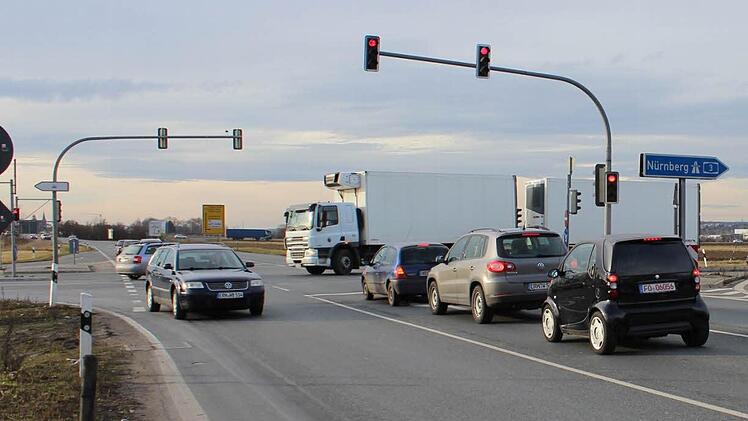 Die Rotphasen für die hier an der A3-Ausfahrt Höchstadt-Ost wartenden Linksabbieger hängen vom Verkehrsaufkommen ab.  Foto: Andreas Dorsch