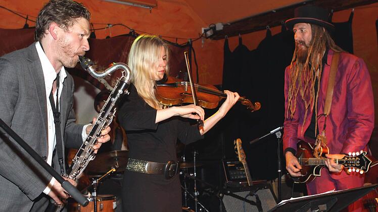 Die Musiker von "Afenginn" steckten die Zuhörer im Struwwelpeter mit ihrer Spielfreude und unbändigen Lebenslust an. Foto: Michael Wunder