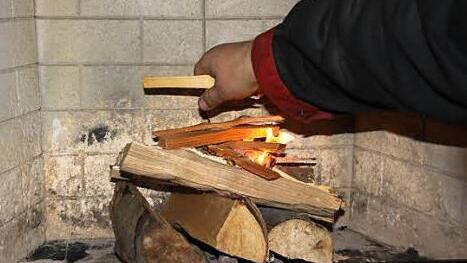 5. Zum Schluss kommen einige Stäbchen Anzündholz drauf, die schnell anfangen zu brennen und die Hitze im Feuerraum nach oben treiben.