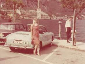 Alma Taubenreuther erinnert sich an viele schöne Urlaube mit ihrem Mann "Heisch", wie hier am Gardasee. Das Ehepaar fuhr damals ein schickes Karman Ghia-Cabrolet. Foto: privat