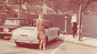 Alma Taubenreuther erinnert sich an viele schöne Urlaube mit ihrem Mann "Heisch", wie hier am Gardasee. Das Ehepaar fuhr damals ein schickes Karman Ghia-Cabrolet. Foto: privat