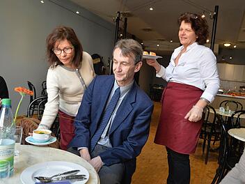 Ein Süppchen für den neuen Betreiber: Norbert Kern von der Diakonie Bamberg-Forchheim bekommt von Constanze Wohlfart (links) und Ingrid Höfer die Tagessuppe serviert.  Foto: Ronald Rinklef