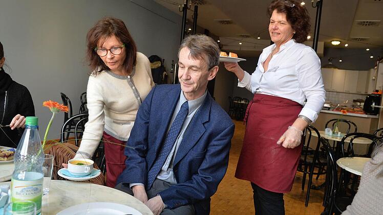 Ein Süppchen für den neuen Betreiber: Norbert Kern von der Diakonie Bamberg-Forchheim bekommt von Constanze Wohlfart (links) und Ingrid Höfer die Tagessuppe serviert.  Foto: Ronald Rinklef