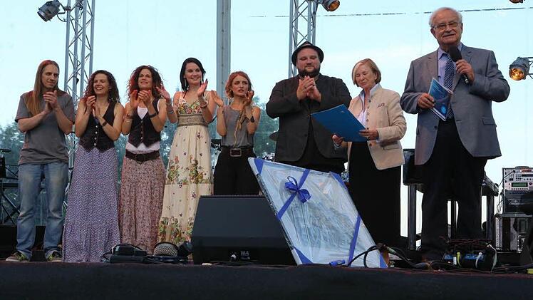 Die Nachwuchspreisträger zusammen mit dem Vater der "Songs", Ado Schlier  Foto: Barbara Herbst