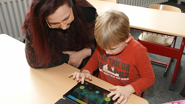 Da kann auch die Schulleiterin vom Erstklässler noch was lernen: Marlon und Ulrike Binder-Vondran bei einem sehr unfränkischen Lernspiel, bei dem es um "p" und "b" geht. Foto: Sabine Weinbeer
