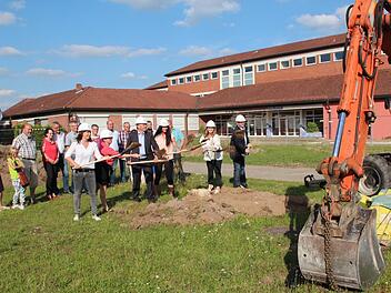 Alexandra Kern, Heike Zahnleiter, Karsten Fischkal, Sabrina Lang, Thomas Wolff (ohne Helm, halb verdeckt), Petra-Elfriede Gumbrecht und Michael Roth (v. l.) nahmen den symbolischen Spatenstich vor. Foto: Johanna Blum