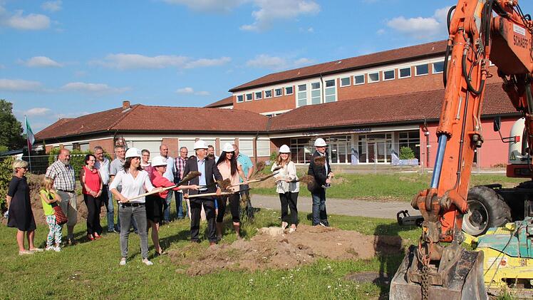 Alexandra Kern, Heike Zahnleiter, Karsten Fischkal, Sabrina Lang, Thomas Wolff (ohne Helm, halb verdeckt), Petra-Elfriede Gumbrecht und Michael Roth (v. l.) nahmen den symbolischen Spatenstich vor. Foto: Johanna Blum