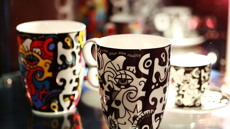 Der New Yorker Pop-Art-Künstler Billy The Artist lockte zahlreiche Besucher in die alte Pakethalle in Coburg. Foto: Jochen Berger