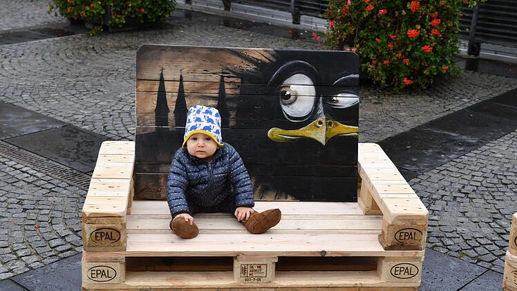 Auch die ganz Kleinen haben bereits Platz genommen: Palettenbank mit Bamberg-Motiv.  Fotos: Ronald Rinklef