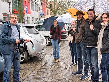 Trotz des kalten und regnerischen Wetters freute sich Energieberater Günther Lieberth (links), der am "Tag der Energie und Mobilität" in Haßfurt an einer der städtischen E-Ladesäulen am Marktplatz Aspekte der Elektromobilität erläuterte, über eine gute Resonanz.Ulrike Langer