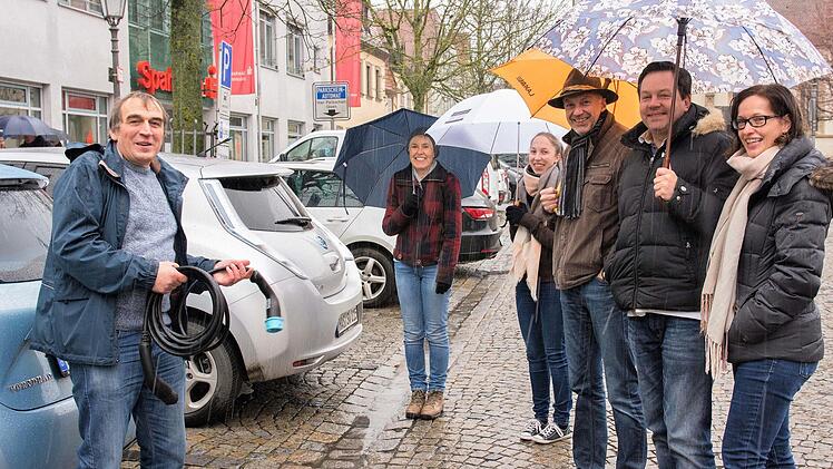 Trotz des kalten und regnerischen Wetters freute sich Energieberater Günther Lieberth (links), der am "Tag der Energie und Mobilität" in Haßfurt an einer der städtischen E-Ladesäulen am Marktplatz Aspekte der Elektromobilität erläuterte, über eine gute Resonanz.Ulrike Langer
