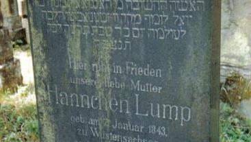 Das Grab von Hannchen Lump: Hochbetagt zieht 1913 in die Wohnung ihrer drei T&ouml;chter in der Kulmbacher Spitalgasse.   Foto: Wolfgang Schoberth