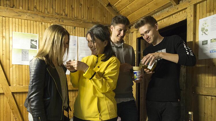 Ringelblumensalbe wirkt und riecht gut (von links): Patrizia Havelka, Carola Kr&uuml;ger, Jonas Dereser und Lukas M&uuml;hlnickel) Foto: Nicole Julien-Mann