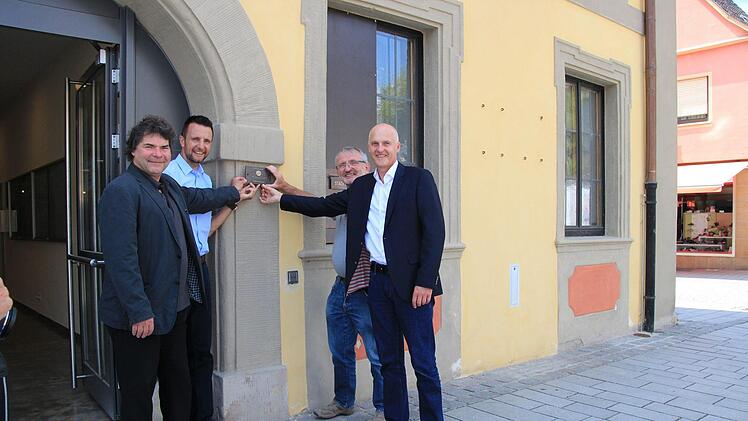 Uwe Franke, Andreas Hügerich, Ulrich Sünkel und Ulrich Krückel zeigen, wo die Plakette angebracht werden soll. Jutta Rudel