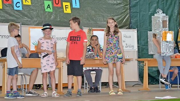 Die Sch&uuml;ler der Ganztagsklasse 3a der Grundschule Stockheim begeisterten mit ihrem Theater "Ein Heinzelmann muss her!" Foto: K.- H. Hofmann