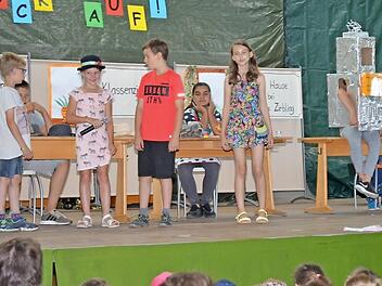 Die Schüler der Ganztagsklasse 3a der Grundschule Stockheim begeisterten mit ihrem Theater "Ein Heinzelmann muss her!" Foto: K.- H. Hofmann