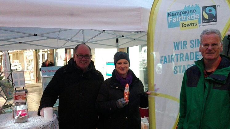 Freuen sich &uuml;ber den neuen Pavillon (von links): Klaus Bollwein (Pro Bad Kissingen), Susanne Wahler-G&ouml;bel (Steuerungsgruppe Fairtrade Town), und Oliver Key (Weltladen-Team). Klaus Gerner