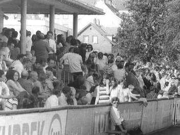 Ein rappelvolles Georg-Hagen-Stadion in der Mittelau - ein normales Bild zu den Glanzzeiten des ATS Kulmbach, die in den achtzigern Jahren mit dem Abstieg aus der Bayernliga langsam zu Ende gingen. Heute steht an dieser Stelle die Versandhalle der Kulmbacher Brauerei. Foto: BR-Archiv