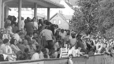 Ein rappelvolles Georg-Hagen-Stadion in der Mittelau - ein normales Bild zu den Glanzzeiten des ATS Kulmbach, die in den achtzigern Jahren mit dem Abstieg aus der Bayernliga langsam zu Ende gingen. Heute steht an dieser Stelle die Versandhalle der Kulmbacher Brauerei. Foto: BR-Archiv