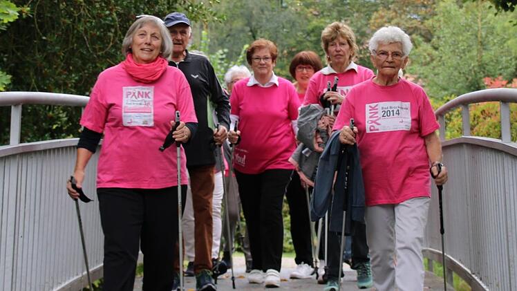 Auch zu Corona-Zeiten unterstützt die Walking-Gruppe Bad Brückenau den Pinklauf. Foto: Ulrike Müller