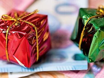 Geld als Weihnachtspräsent kann es möglich machen, dass ein Kind seinem Sparziel näher rückt.  Foto: M. Skolimkowska, dpa