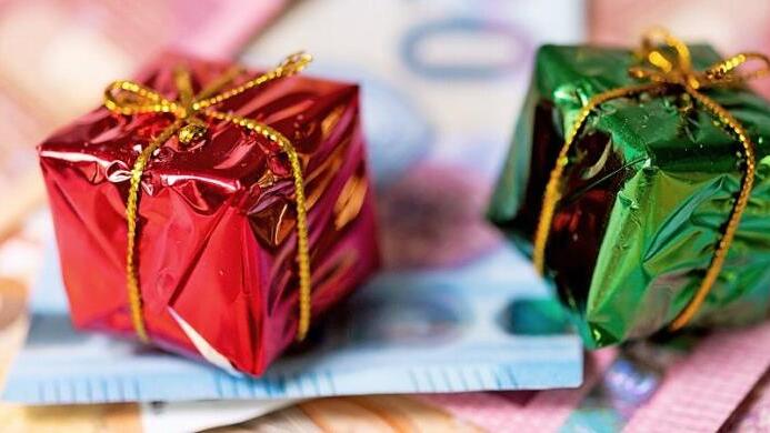 Geld als Weihnachtspräsent kann es möglich machen, dass ein Kind seinem Sparziel näher rückt.  Foto: M. Skolimkowska, dpa