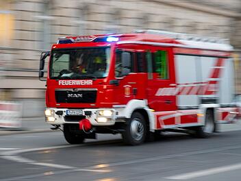 Feuerwehr schneidet Verletzte nach Crash aus Auto