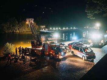 Würzburg: Leiche im Main? - großangelegte Suchaktion mit Hubschrauber, Drohne und Feuerwehr Würzburg: Leiche im Main? - großangelegte Suchaktion mit Hubschrauber, Drohne und Feuerwehr