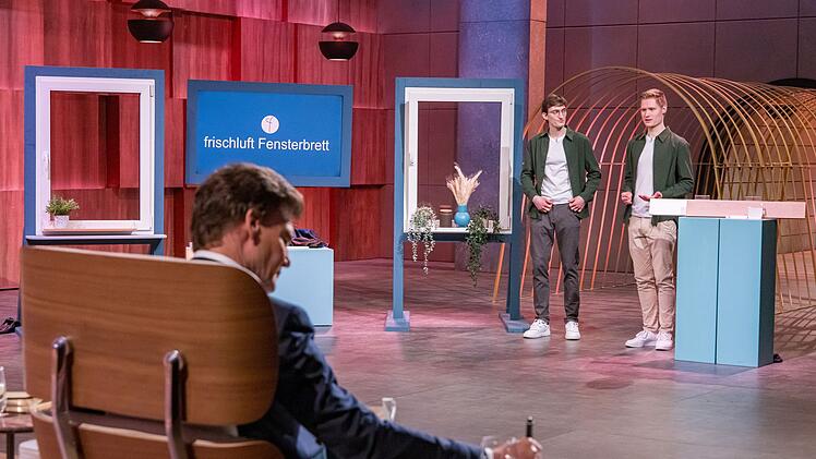 Eine echte &Uuml;berraschung: Pl&ouml;tzlich interessiert sich auch Star-Investor Carsten Maschmeyer, der sonst meist in Apps und KI-Technologie investiert, f&uuml;r die Bastleridee mit dem schwenkbaren Fensterbrett.