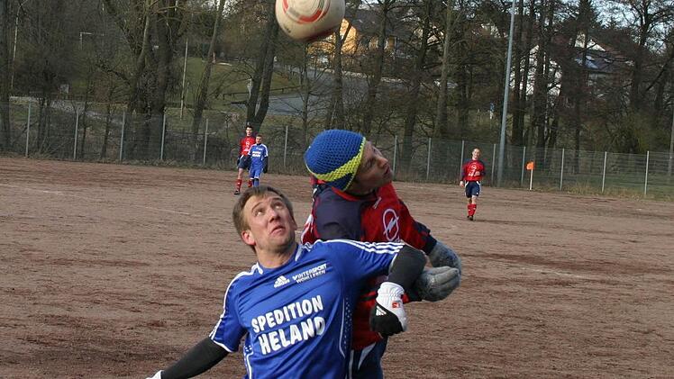 Der Eberner Werner (rechts) gewinnt das Kopfballduell gegen seinen Gegenspieler.