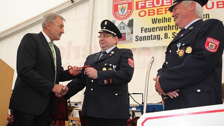 Helmut Krämer (l.) übergab Kommandant Alexander Hattel den symbolischen Schlüssel.