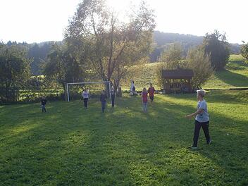 Auch wenn Niedermirsberg keinen Sportverein hat, Fußball begeistert immer. Foto: privat