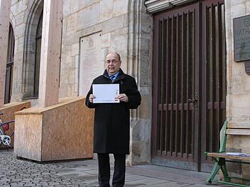 OB Franz Stumpf präsentiert vor dem Rathaus den erstmals aufgelegten Geschäftsbericht. Foto: Peter Groscurth