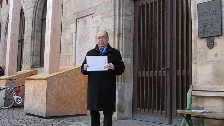 OB Franz Stumpf präsentiert vor dem Rathaus den erstmals aufgelegten Geschäftsbericht. Foto: Peter Groscurth