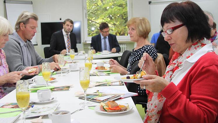 Martina Münzhardt (rechts) hat wieder mehr Vertrauen in die konventionelle Lebensmittel-Herstellung gewonnen.