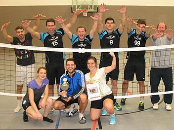 Sieger des 23. Volleyballturniers des TSV Oerlenbach wurden die "6 mit 2 Frauen" vom TSV Grettstadt. Unser Foto zeigt das erfolgreiche Team zusammen mit Turnierleiter Pit Belz (stehend rechts).  Foto: Geiger
