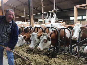 Einmal am Tag füttert Jürgen Angermüller seine Kühe. Zuletzt sei nicht nur die Zahl der Kühe pro Hof gestiegen, sondern auch die Menge an Milch, die jede Kuh gibt.   Foto: Dominic Buckreus