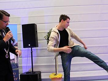 Joscha Reichold zeigt dem Bürgermeister, wie er ins Tor getroffen hat. Foto: Johanna Blum