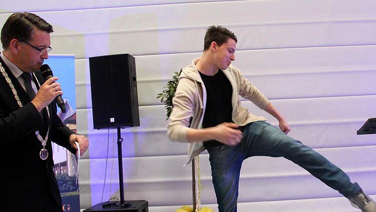 Joscha Reichold zeigt dem Bürgermeister, wie er ins Tor getroffen hat. Foto: Johanna Blum